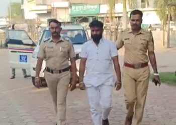 कामगारास विवस्त्र करून लोखंडी पाईपने जबर मारहाण; मालकाला अटक