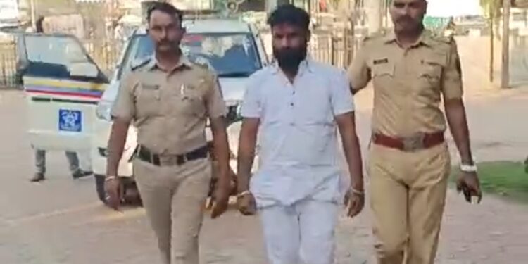 कामगारास विवस्त्र करून लोखंडी पाईपने जबर मारहाण; मालकाला अटक