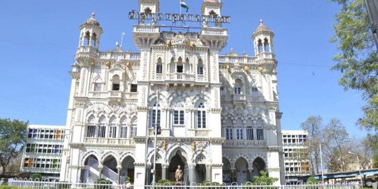 महापालिका कर विभागातील ६४ वसुली लिपिकांना प्रत्येकी ५०० रुपयांचा दंड !