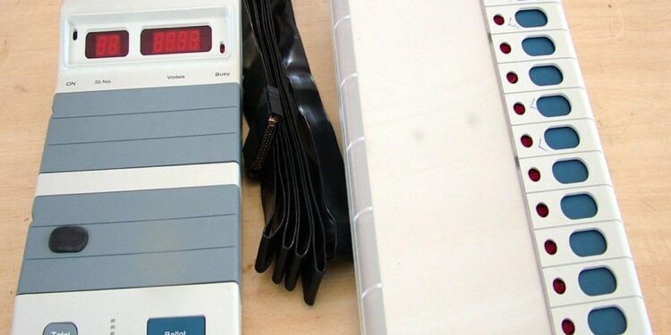 सोलापूर जिल्ह्यातील सर्व तालुक्यांचे मतदान यंत्र वाटप पूर्ण