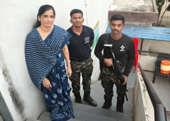 नगरपंचायत निवडणुकीचा संघर्ष चिघळला, उज्वला थिटे यांनी पोलीस बंदोबस्तात निवडणूक कार्यालय गाठलं