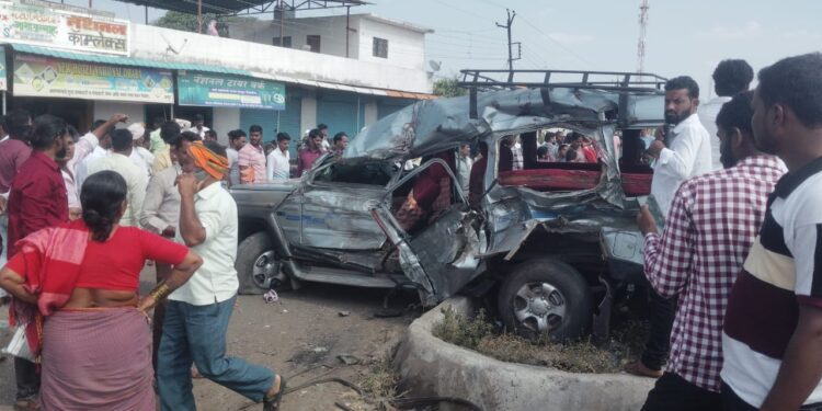 सोलापूर हैदराबाद राष्ट्रीय महामार्गावर भीषण अपघातात तीन जणांचा जागीच मृत्यू..