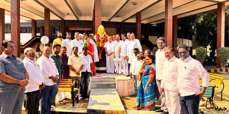 राष्ट्रवादीच्या वतीने स्व यशवंतराव चव्हाण यांना स्मृतिदिनानिमित्त अभिवादन….