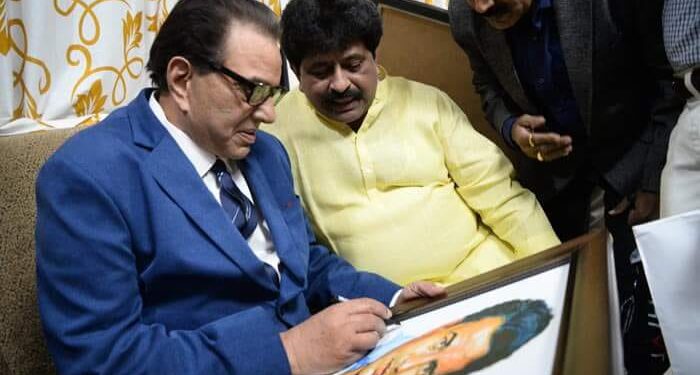 महेश गादेकरांनी साकारलेल्या पेंटिंगवर धर्मेंद्र यांनी दिली होती दाद..!