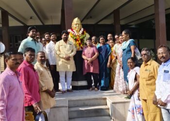 शहर काँग्रेस कमिटीच्या वतीने माजी मुख्यमंत्री यशवंतराव चव्हाण यांना अभिवादन