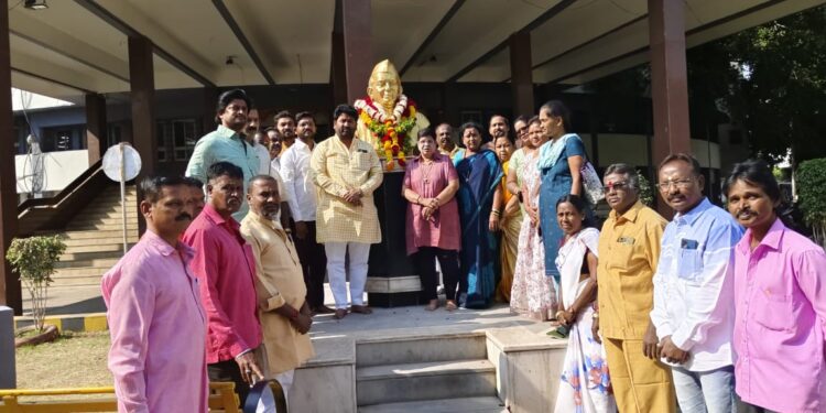 शहर काँग्रेस कमिटीच्या वतीने माजी मुख्यमंत्री यशवंतराव चव्हाण यांना अभिवादन