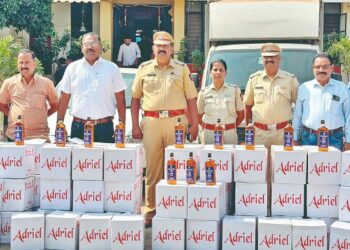 पंढरपुरात पोलिसांनी पकडली अवैध दारु; 16 लाखांचा मुद्देमाल जप्त; चौघांवर गुन्हा