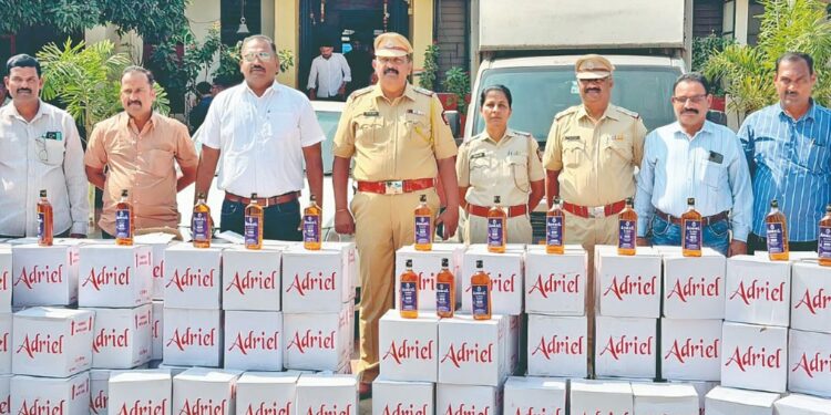 पंढरपुरात पोलिसांनी पकडली अवैध दारु; 16 लाखांचा मुद्देमाल जप्त; चौघांवर गुन्हा