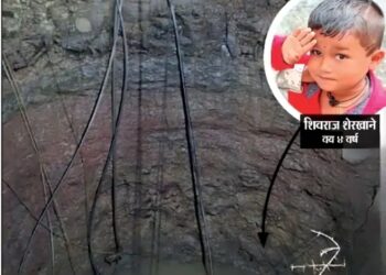 सोलापुरात चिमुकला खेळताना ट्रॅक्टरवर चढला.. गिअर पडल्यामुळे विहिरीत कोसळला, १२ तासांनी मृतदेह हाती