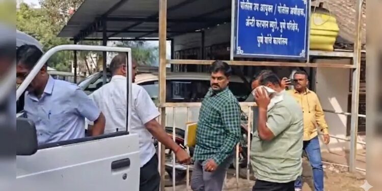 शिक्षण उपनिरीक्षकाच्या केबिनमधून १.२० लाख तर घरातून ५६ हजार जप्त..!