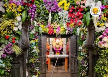 प्रक्षाळपूजेनिमित्त श्री विठ्ठल रुक्मिणी मंदिरात आकर्षक फुलांची सजावट