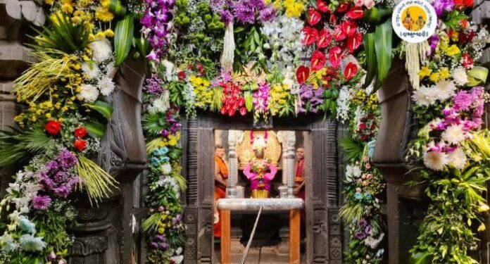 प्रक्षाळपूजेनिमित्त श्री विठ्ठल रुक्मिणी मंदिरात आकर्षक फुलांची सजावट