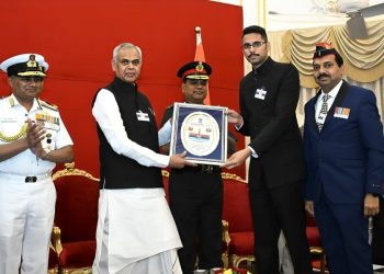 राज्यपालांकडून सोलापूरचे जिल्हाधिकारी कुमार आशीर्वाद यांचा सत्कार