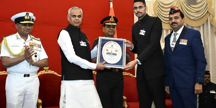 राज्यपालांकडून सोलापूरचे जिल्हाधिकारी कुमार आशीर्वाद यांचा सत्कार