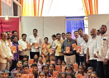 मुलं रमली पुस्तकात; शिक्षणाधिकाऱ्यांचा वाढदिवस अनोख्या पद्धतीने साजरा
