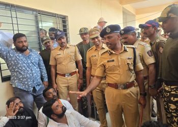 तीन वाजल्यानंतर देखील भाजपचा बी फॉर्म स्वीकारत असल्याचा आरोप; निदर्शने आणि ठिय्या