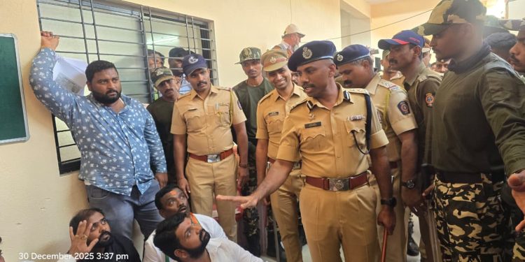 तीन वाजल्यानंतर देखील भाजपचा बी फॉर्म स्वीकारत असल्याचा आरोप; निदर्शने आणि ठिय्या