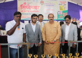 सिद्धेश्वर कृषी प्रदर्शनातील डॉग शोला उत्स्फूर्त प्रतिसाद तीनशेहून अधिक देशी-विदेशी श्वान सहभागी