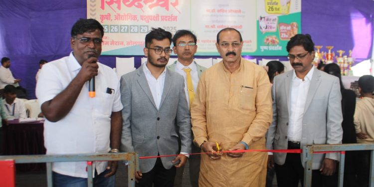 सिद्धेश्वर कृषी प्रदर्शनातील डॉग शोला उत्स्फूर्त प्रतिसाद तीनशेहून अधिक देशी-विदेशी श्वान सहभागी