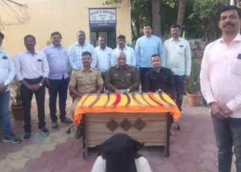 लिंगायत स्मशानभुमीच्या कंपाउड जवळ पोलिसांनी केल्या 5 नंग्या तलवारी जप्त..!