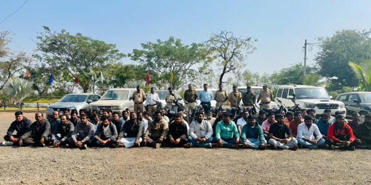 कंदलगावच्या पुष्पक ऑर्केस्ट्राबार वर ग्रामीण पोलीसांची कारवाई