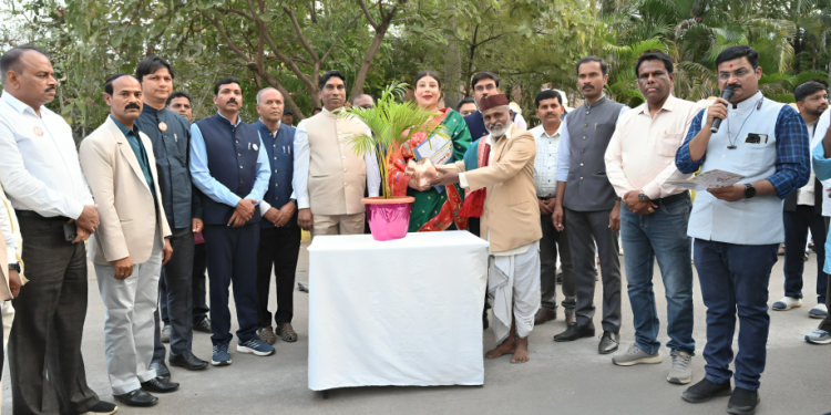 सोलापूर विद्यापीठात 16 युनिव्हर्सिटी ट्रॅकचा कलाविष्कार!