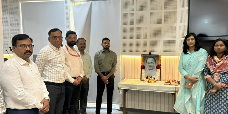 सोलापूर जिल्हा परिषदेच्या वतीने उपमुख्यमंत्री अजित पवार यांना वाहिली आदरांजली