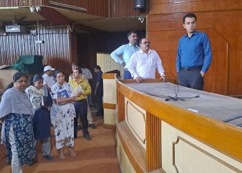 महापौरांसह पदाधिकाऱ्यांच्या दालनाचे  आयुक्तांनी केली कौन्सिल हॉलची पाहणी