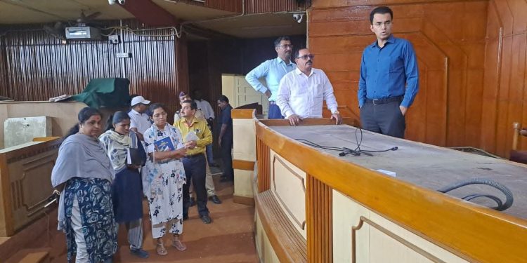 महापौरांसह पदाधिकाऱ्यांच्या दालनाचे आयुक्तांनी केली कौन्सिल हॉलची पाहणी