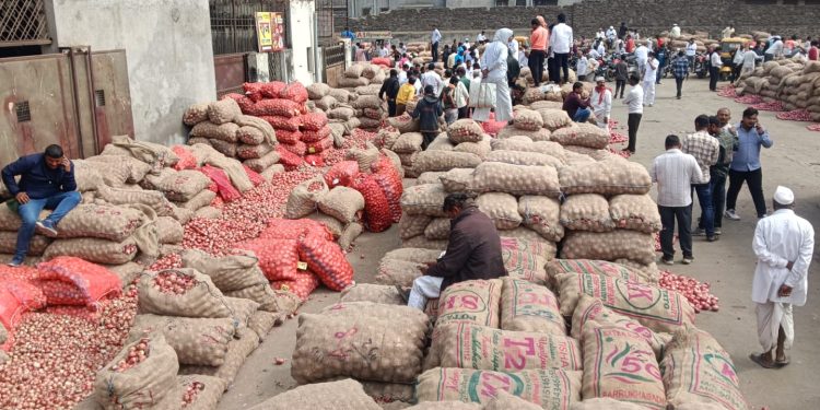 कांद्याचे भाव पडल्याने शेतकऱ्यांनी व्यक्त केला संताप..!