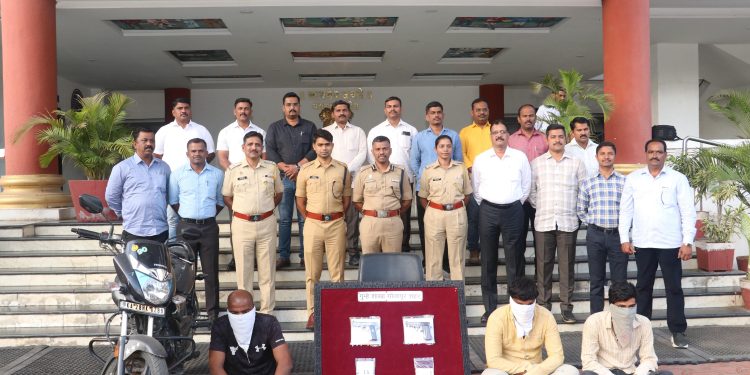शस्त्र विक्रीसाठी आलेले तिघे गजाआड; दोन पिस्तुलं आणि जिवंत काडतुसे जप्त