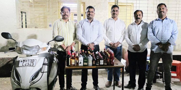 सोलापूर पोलिसांची अवैध दारू विक्रेत्यांवर धाड..