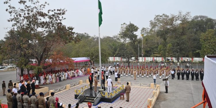 जिल्हाधिकारी कुमार आशीर्वाद यांच्या हस्ते ध्वजारोहण