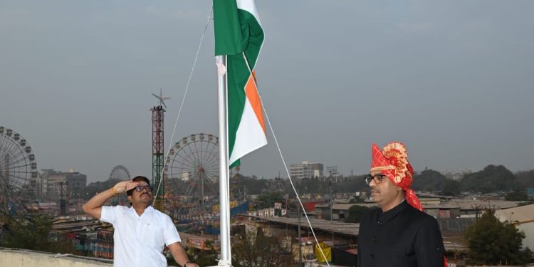 अप्पर जिल्हाधिकारी गणेश निऱ्हाळी यांच्या हस्ते ध्वजारोहण संपन्न