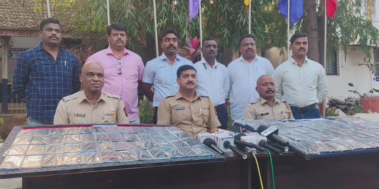 तडीपार आरोपीकडून जेलरोड पोलीसांनी ११० मोबाईल केले जप्त