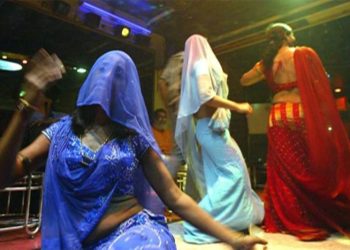 बार्शी रोडवरील ‘घुंगरू कला केंद्रा’वर पोलिसांची धाड