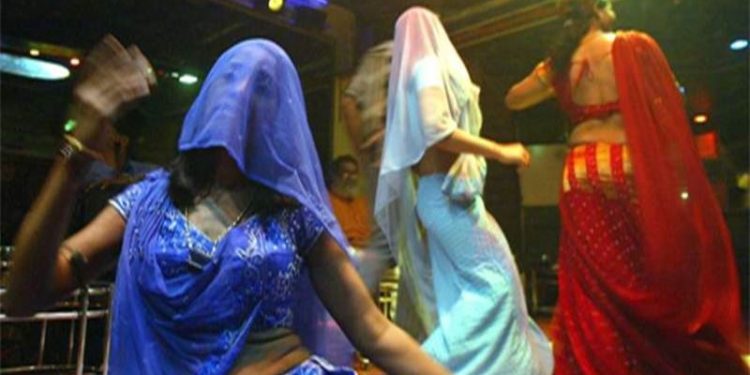 बार्शी रोडवरील ‘घुंगरू कला केंद्रा’वर पोलिसांची धाड