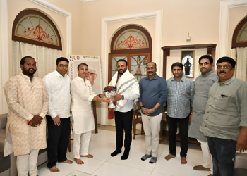 पालकमंत्री गोरे यांनी घेतली धर्मराज काडादी यांची भेट