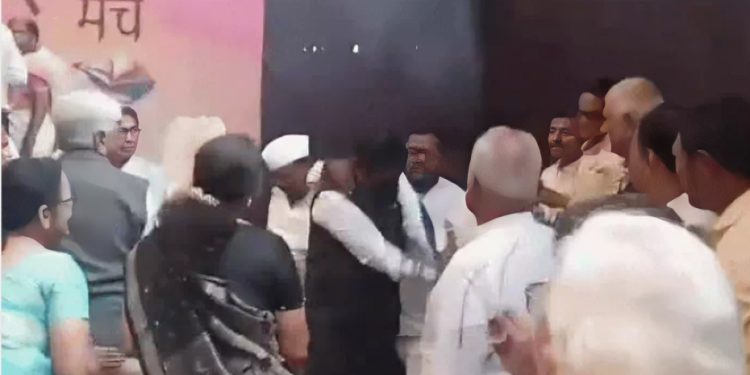 मराठी साहित्य संमेलनाला गालबोट; संमेलनाचे कार्याध्यक्ष विनोद कुलकर्णी यांच्या तोंडाला फासले काळे