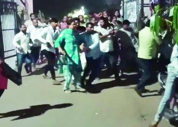 उमेदवाराचे नाव चुकले… ढकला-ढकली… प्रचंड गाेंधळ