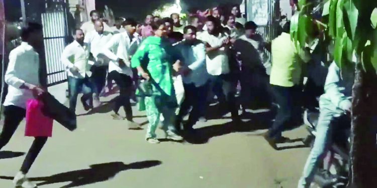 उमेदवाराचे नाव चुकले… ढकला-ढकली… प्रचंड गाेंधळ