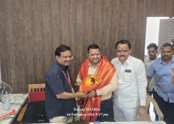 शिक्षकांच्या प्रलंबित प्रश्नांसाठी मंगेश चिवटे आक्रमक; शिक्षणाधिकाऱ्यांसोबत सकारात्मक चर्चा