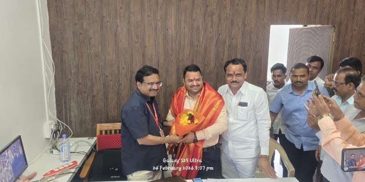 शिक्षकांच्या प्रलंबित प्रश्नांसाठी मंगेश चिवटे आक्रमक; शिक्षणाधिकाऱ्यांसोबत सकारात्मक चर्चा