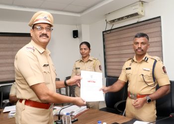 पोलीस आयुक्त एम राजकुमार यांचा हस्ते ​पोलीस निरीक्षक अरविंद माने प्रशस्तीपत्र’ देऊन सन्मान..!