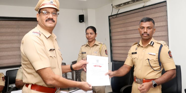पोलीस आयुक्त एम राजकुमार यांचा हस्ते ​पोलीस निरीक्षक अरविंद माने प्रशस्तीपत्र’ देऊन सन्मान..!