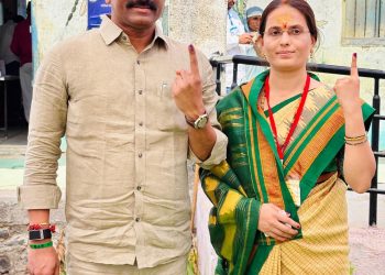 हन्नूर येथे सचिन कल्याण शेट्टी यांच्या धर्मपत्नीसह बजावला मतदानाचा हक्क…!