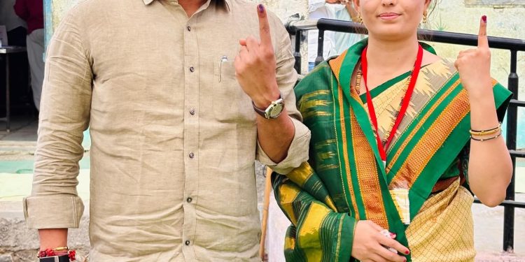 हन्नूर येथे सचिन कल्याण शेट्टी यांच्या धर्मपत्नीसह बजावला मतदानाचा हक्क…!