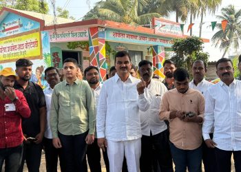 भरणेवाडी कृषिमंत्री दत्तात्रय भरणे यांनी  बजावला मतदानाचा हक्क..