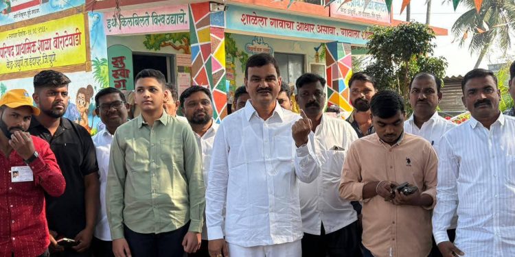 भरणेवाडी कृषिमंत्री दत्तात्रय भरणे यांनी  बजावला मतदानाचा हक्क..