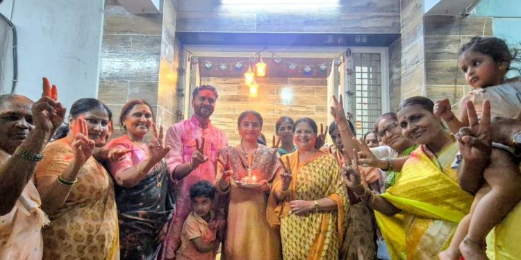 अवघ्या ३४ मताने निवडून आलेल्या माजी आमदाराच्या पत्नीने  दक्षिण मध्ये राखला शिवसेनेचा गड…